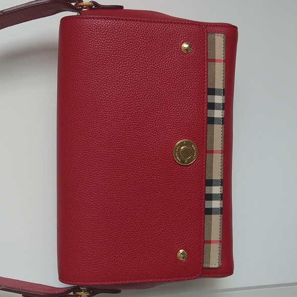 Burberry Handbags - ❤️ AUTHENTIC EUC CARMINE BURBERRY NOTE CROSS BODY BAG❤️